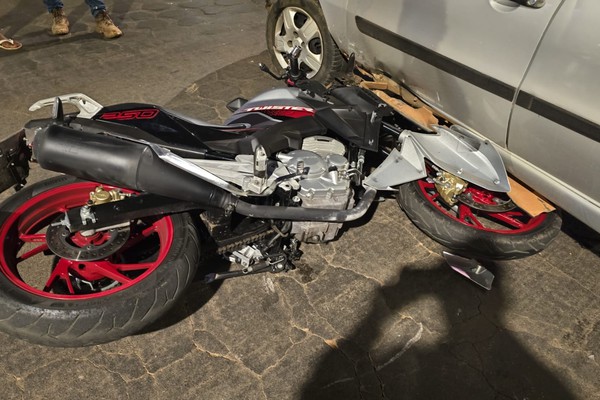 Motocicleta vai parar debaixo de veículo e condutor fica ferido em acidente na avenida Brasil