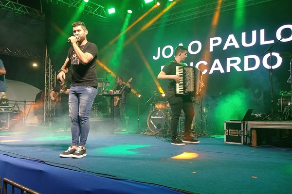 João Paulo e Ricardo cantam o melhor do sertanejo na abertura da noite deste sábado; veja ao vivo