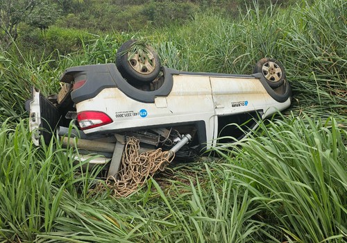 Motorista perde o controle da direção e capota veículo na BR 352, entre Patos e Lagoa Formosa