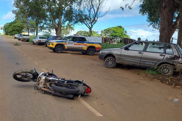 Motociclista de 18 anos fica gravemente ferido em acidente na rodovia LMG 743, em Patos de Minas