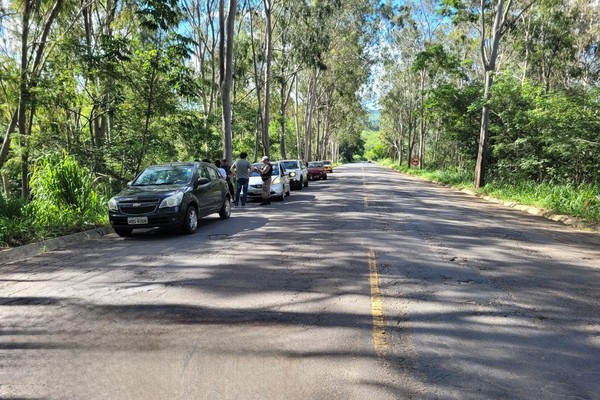 Fila de veículos com lentidão causa acidente com 5 automóveis na MGC 354, em Patos de Minas
