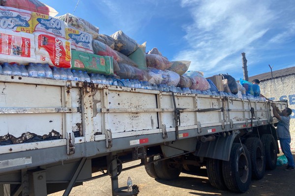 Cerca de 44 toneladas de donativos sairão de Patos de Minas com destino a Brasília nesta sexta-feira