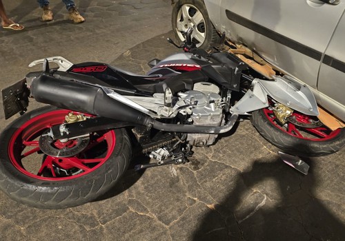 Motocicleta vai parar debaixo de veículo e condutor fica ferido em acidente na avenida Brasil