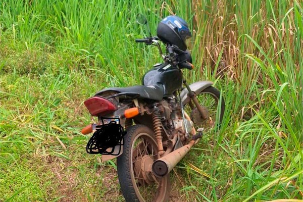 Imagens mostram suspeito de furtar motocicleta em Patos de Minas; veículo foi recuperado