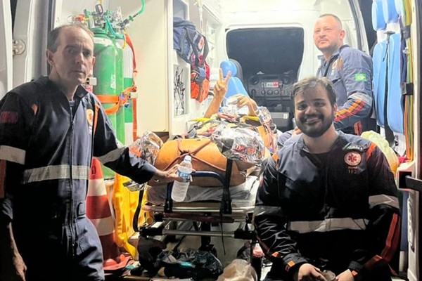 Bombeiros e Samu trabalham horas para resgatar pacientes que fugiram de clínica e caíram em despenhadeiro
