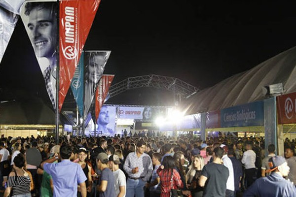 Inauguração das Barracas Universitárias leva milhares de pessoas ao Parque de Exposições