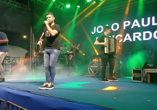 João Paulo e Ricardo cantam o melhor do sertanejo na abertura da noite deste sábado; veja ao vivo