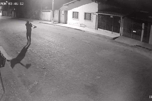 Vídeo mostra homem agredindo cachorro com golpes de enxada e revolta moradores em Lagamar