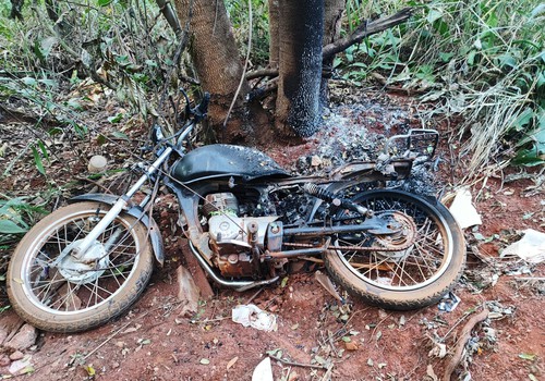 Moto furtada em fevereiro é encontrada depenada e parcialmente destruída por incêndio
