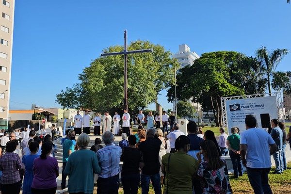 Com missa, procissão e bençãos, Cruzeiro da Praça Dom Eduardo é inaugurado nesta manhã
