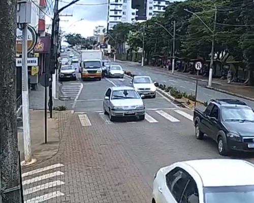 Motociclista tenta passar por corredor e bate em carro e caminhão perto do UNIPAM; veja