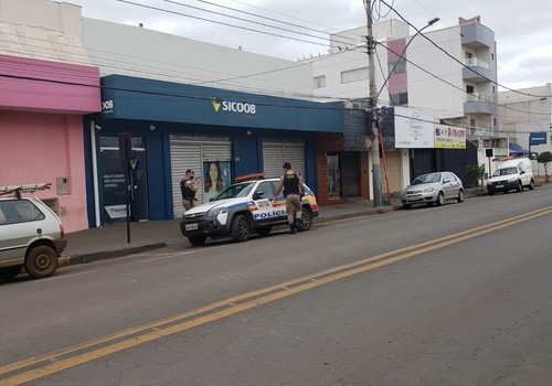 Bandidos quebram paredes, arrombam agência bancária e furtam revólver em Patos de Minas