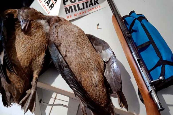 Homens são presos depois de serem flagrados abatendo aves selvagens na região de Patos de Minas