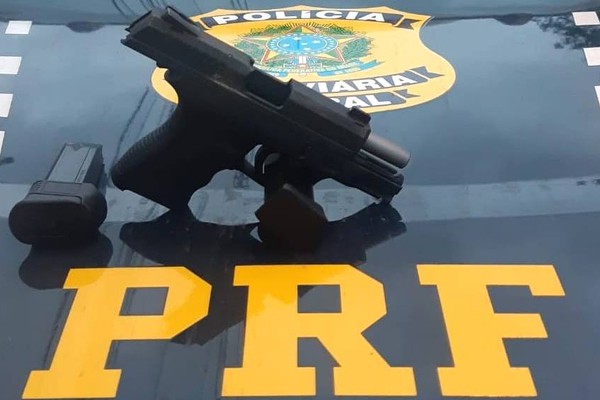 PRF encontra arma de fogo com numeração apagada e prende motorista e passageiro na BR365