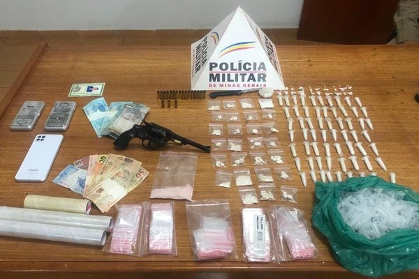PM identifica tráfico e apreende crack, cocaína, arma e moto em Monte Carmelo