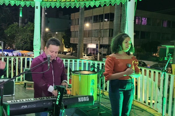 Banda Inox coloca o público para dançar na Praça do Coreto com hits que marcaram gerações; Ao Vivo