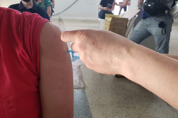 Adolescentes de 12 a 17 anos já podem se cadastrar para receber vacina em Patos de Minas