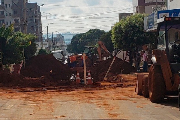 Copasa promete concluir obras de rede de esgoto no bairro Lagoa Grande ainda hoje