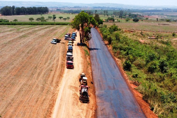 Moradores voltam a cobrar retomada das obras de pavimentação da estrada de Alagoas