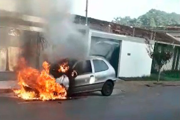 Voluntários tentam apagar fogo, mas incêndio destrói carro no Centro de Patos de Minas