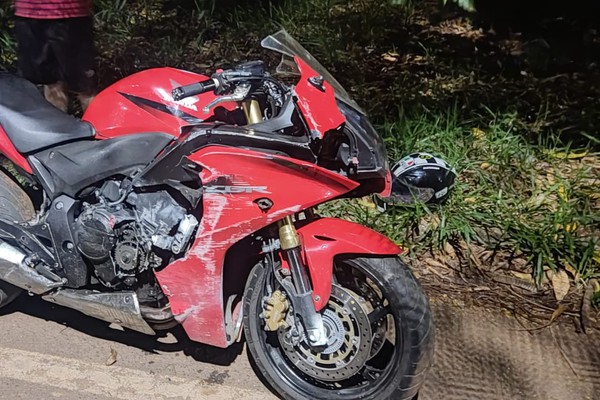 Motociclista sofre fratura exposta após perder controle e bater em poste em Patos de Minas