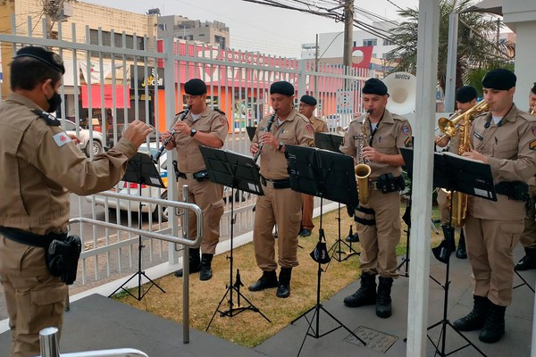 Banda de Música da Polícia Militar doa sangue e muda a rotina do Hemocentro com canções