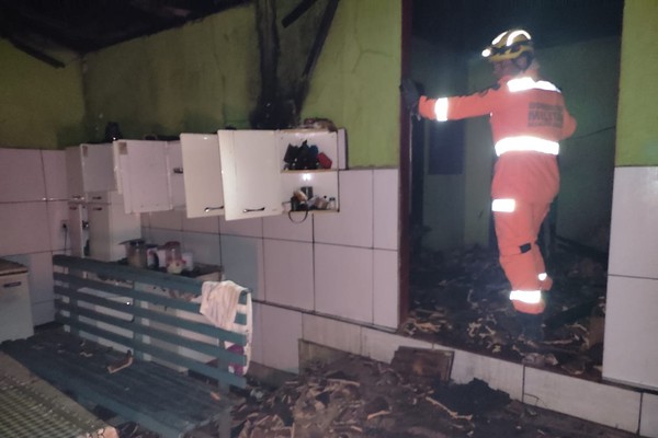 Corpo de Bombeiros é acionado para combater incêndio que destruiu casa em propriedade rural