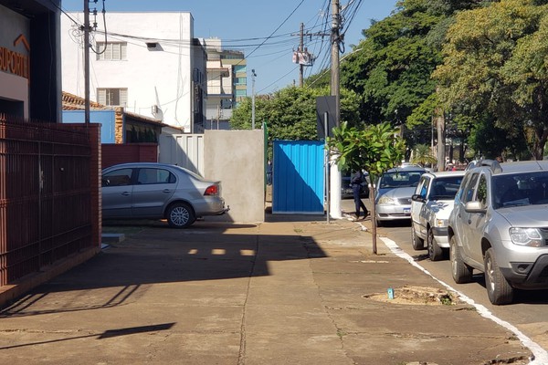 População reclama de obstrução de calçadas em Patos de Minas; saiba o que diz código de postura