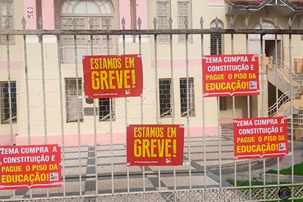 Greve dos profissionais da educação para escolas estaduais em Patos de Minas