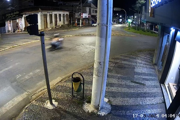 Vídeo mostra o momento em que motociclista passa direto na Praça Antônio Dias; a jovem morreu