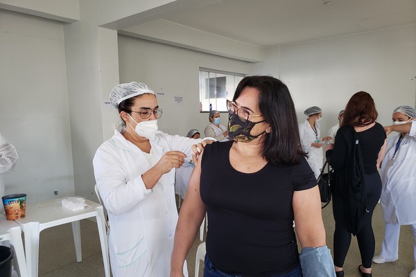 Entusiasmo e esperança marcam o início da vacinação dos professores em Patos de Minas