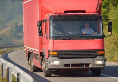 Motorista de caminhão que chegou a trabalhar 17 horas seguidas será indenizado em MG