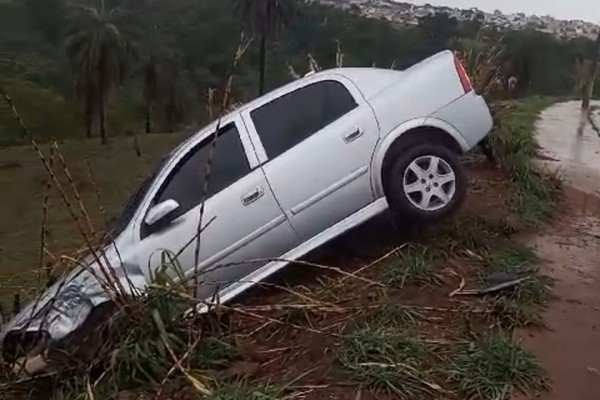 Carro fica pendurado em barranco após motorista perder controle na Av. Fátima Porto