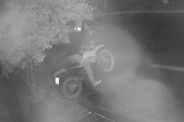 Câmeras de segurança flagram homem furtando motocicleta em Patos de Minas