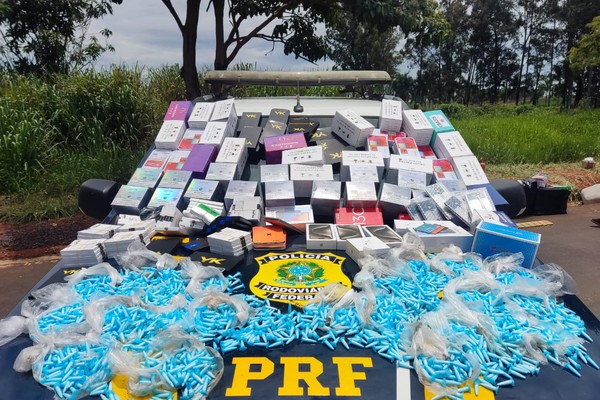 PRF apreende R$100 mil em drogas e materiais de contrabando escondidos em ônibus na BR-365 em Patos de Minas