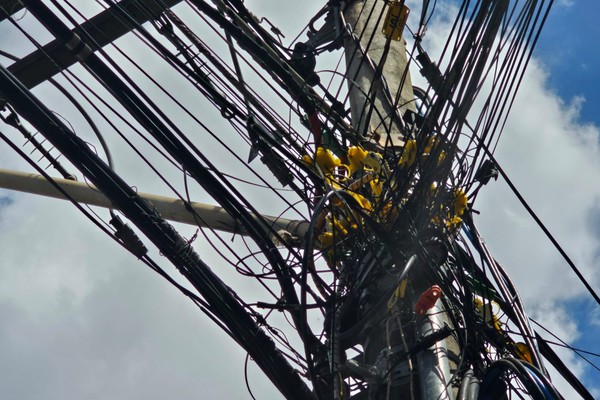 Emaranhado de fios e cabos nos postes de iluminação chama a atenção em Patos de Minas