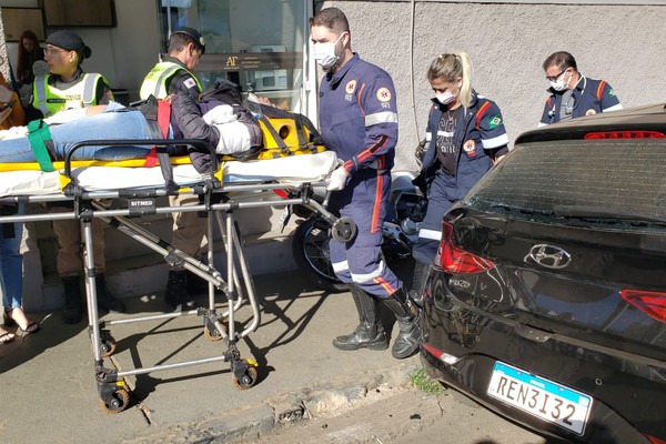 Acidente com ambulância do Samu deixa motociclista ferida no centro de Patos de Minas