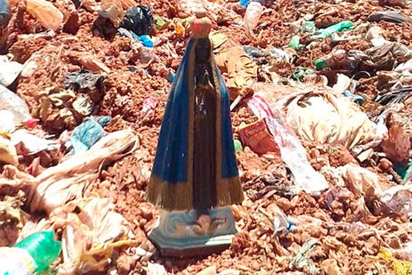 Imagem de Nossa Senhora resiste à compactação de trator e é achada intacta no Aterro Sanitário