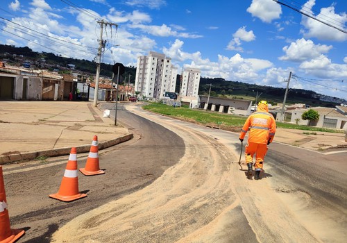 Duas vias são interditadas após derramamento de óleo no bairro Jardim Aquárius
