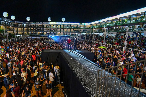 Milhares de pessoas curtem a primeira noite de Festa do Feijão em Lagoa Formosa; veja como foi