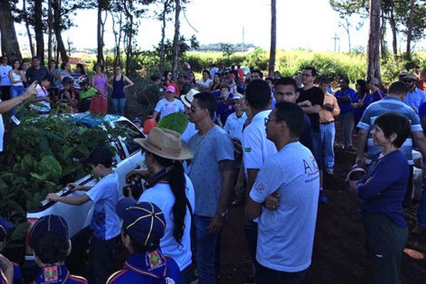 Universitários da FPM fazem plantio de mudas de árvores no Parque Mata Catingueiro 