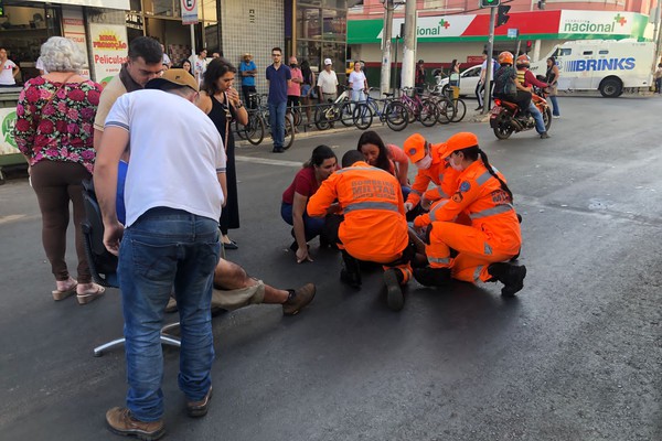 Motociclista atropela pedestre no Centro de Patos de Minas e os dois precisam ser socorridos