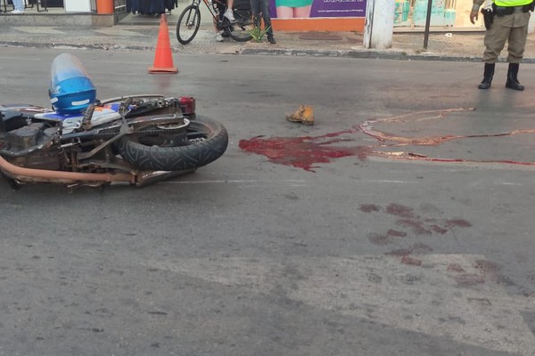 Motociclista fica gravemente ferido após bater em dois carros no centro de Patos de Minas