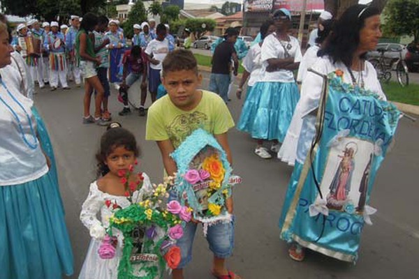 Festa religiosa reúne mais de 30 ternos de Congado e Moçambique em Patos de Minas
