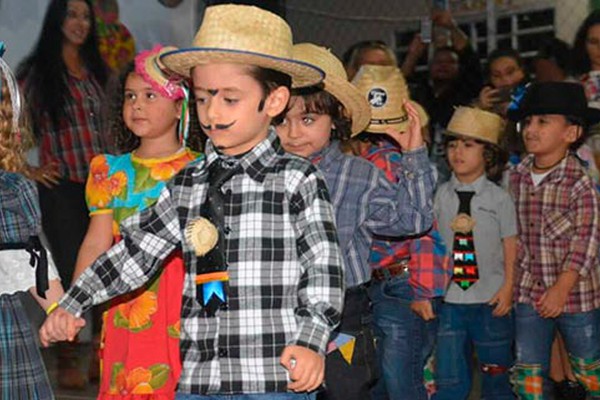 Centro Educacional faz animada Festa Junina e diverte pais, professores e crianças 