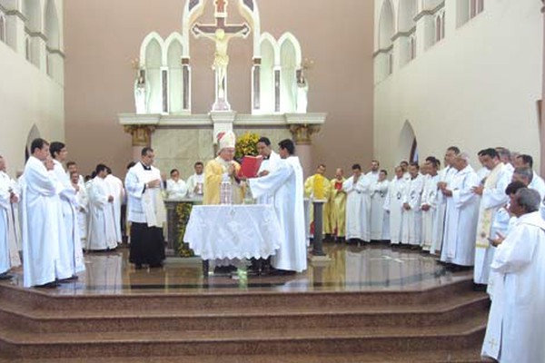 Dom Cláudio pede que padres tenham alegria na pobreza em renovação dos votos sacerdotais
