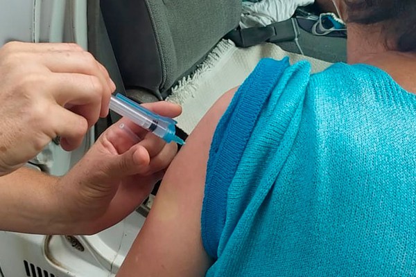 Sem doses disponíveis, Prefeitura interrompe vacinação contra a Covid-19 em Patos de Minas