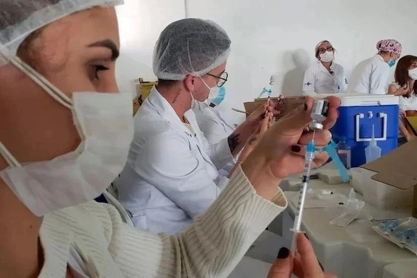 Jovens de 18 anos serão vacinados contra a Covid-19 na próxima semana em Patos de Minas