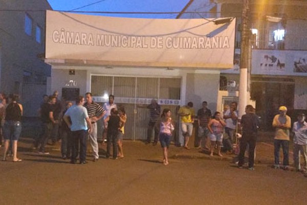 Moradores voltam a protestar contra aumento de salários na Câmara Municipal de Guimarânia