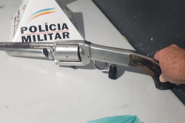 Polícia Militar apreende revólver gigante em Patos de Minas; um homem foi preso